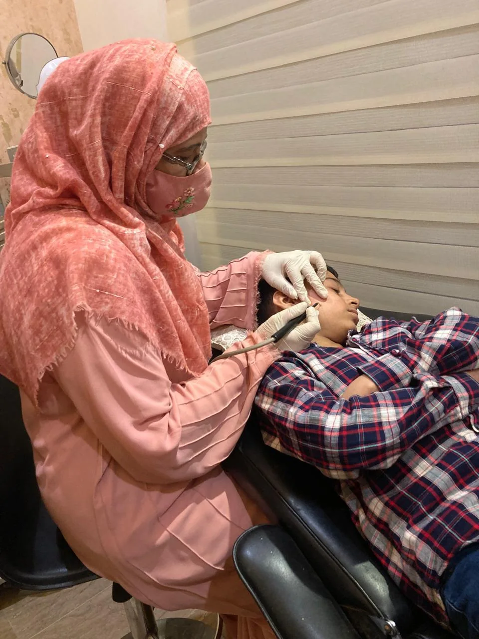 Dr Maria Umer performing a skin treatment in the Lahore clinic